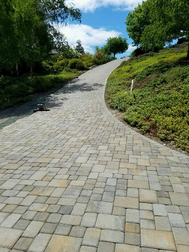 A stone paver driveway by the Legacy Paver Group in Santa Rosa, CA.